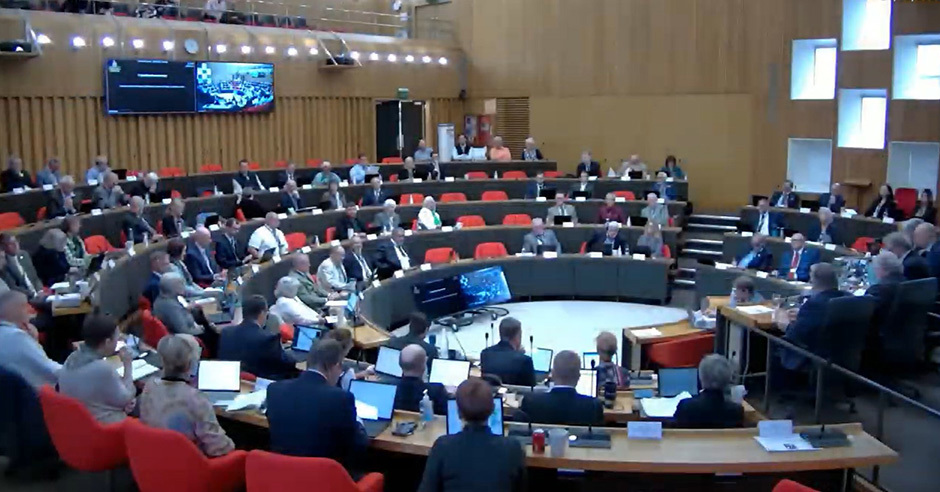 Image shows a full council meeting taking place in the council chamber