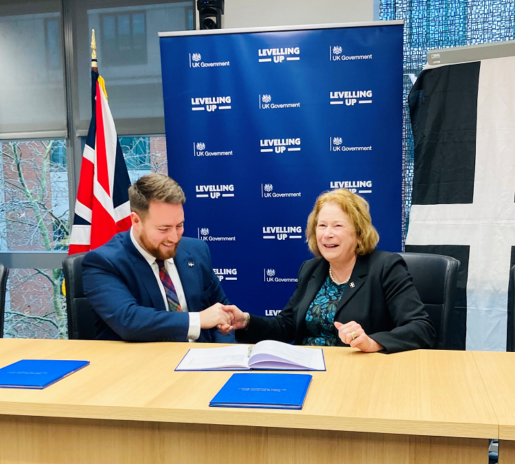 Minister Jacob Young MP and Cllr Linda Taylor sign the deal